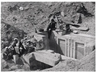 Auguste Mariette (1821-81) sedící na mastabě během vykopávek v Sakkaře, z publikace Voyage dans la Haute Égypte, vydané roku 1878